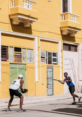 Havana, Küba - 22 Ocak 2017: sokakta beyzbol oynayan iki genç