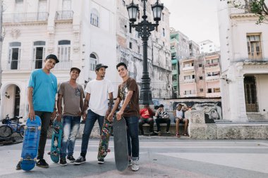 Havana, Küba - 22 Ocak 2017: Yerel gençler kaykaylar şehir ile
