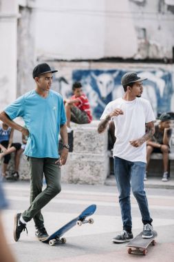 Havana, Küba - 22 Ocak 2017: Yerel gençler kaykaylar şehir ile
