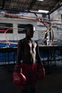 Havana, Küba - 22 Ocak 2017: çocuk ayakta giyen boks eldivenleri
