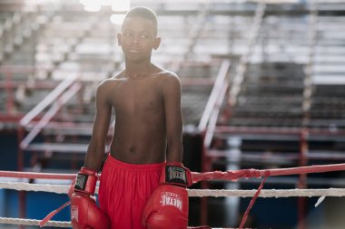 Havana, Küba - 22 Ocak 2017: çocuk ayakta giyen boks eldivenleri