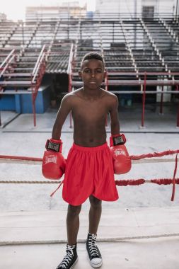 Havana, Küba - 22 Ocak 2017: çocuk ayakta giyen boks eldivenleri