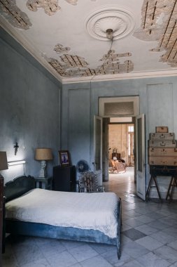 Havana, Küba - 25 Ocak 2017: iç eski evinde yatak odası