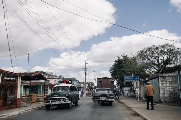 Cienfuegos Kuba Januari 2017 Retro Bilar Och Lokalbefolkningen Gatan — Stockfoto