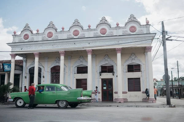 Cienfuegos Cuba Ocak 2017 Eski Bina Yanındaki Park Retro Araba — Stok fotoğraf