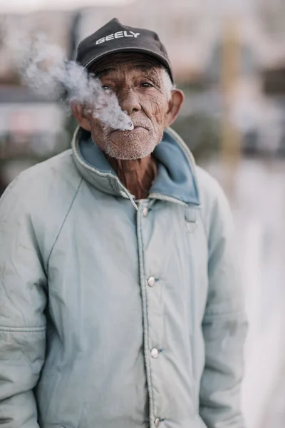 Havane Cuba Janvier 2017 Aîné Local Fume Une Cigarette Regarde — Photo