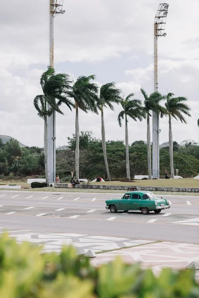 Santa Clara Cuba Janeiro 2017 Carro Retro Verde Estrada — Fotografia de Stock
