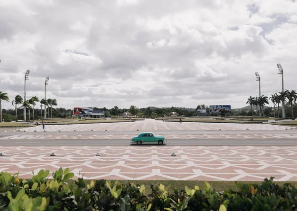 Santa Clara Cuba Janeiro 2017 Carro Retro Verde Estrada — Fotografia de Stock