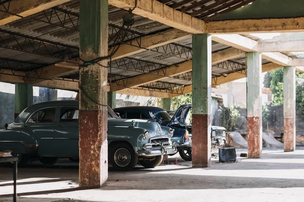Retro Samochody Zaparkowane Garażu Stare Trynidad Kuba — Zdjęcie stockowe
