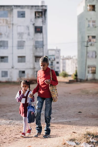 Trinidad Cuba Januari 2017 Vrouw Schoolmeisje Dragen Van Uniform Lopend — Stockfoto