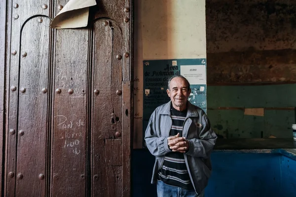 Trinidad Κούβα Ιανουαρίου 2017 Χαμογελαστός Άνθρωπος Στέκεται Μπροστά Από Παλαιό — Φωτογραφία Αρχείου