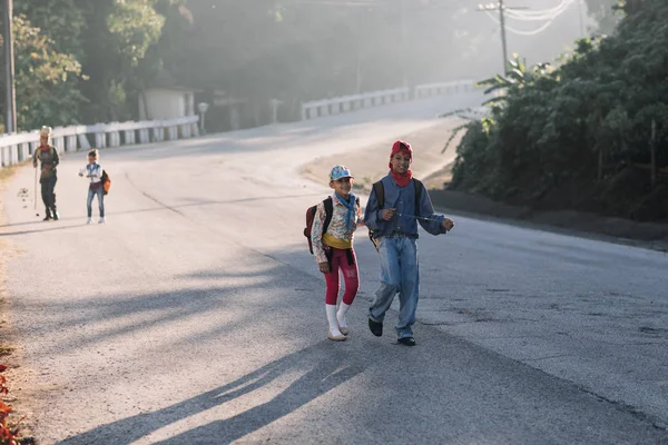 道を歩きながらバックパックのグランマ キューバ 2017 — ストック写真