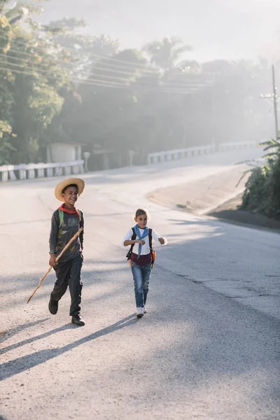 Granma Cuba Januari 2017 Glimlachen Schooljongens Lopen Weg — Stockfoto