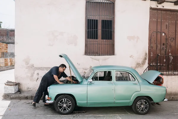 Santiago Cuba Kuba Stycznia 2017 Naprawianie Uszkodzony Samochód Stary Człowiek — Zdjęcie stockowe