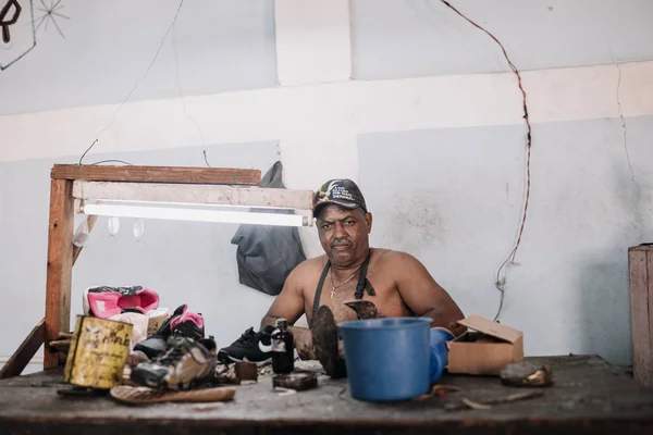 Santiago Cuba Cuba Enero 2017 Zapatero Trabajando Taller — Foto de Stock