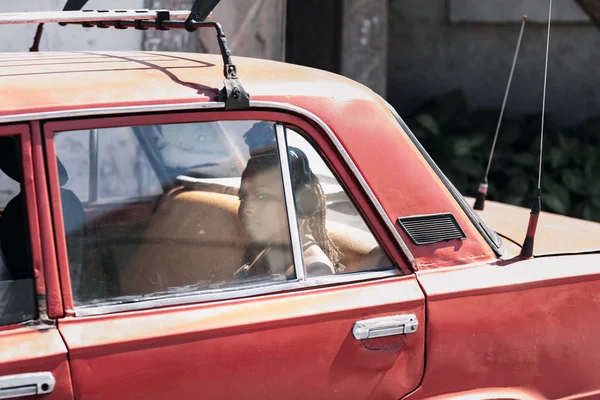 Santiago Cuba Kuba Januar 2017 Ortsansässige Frau Sitzt Rotem Retro — Stockfoto