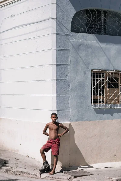 Santiago Cuba Cuba Januari 2017 Jongen Staande Voor Voortbouwend Straat — Stockfoto