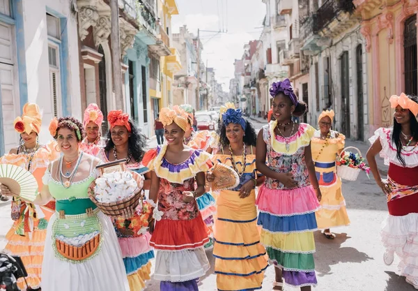 Havanna Kuba Januari 2017 Färgglada Klädda Kvinnor Karnevalen Gamla Stan — Stockfoto
