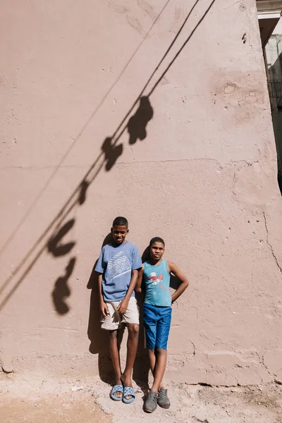 ハバナ キューバ 2017 建物の壁の前に立っている男の子 — ストック写真
