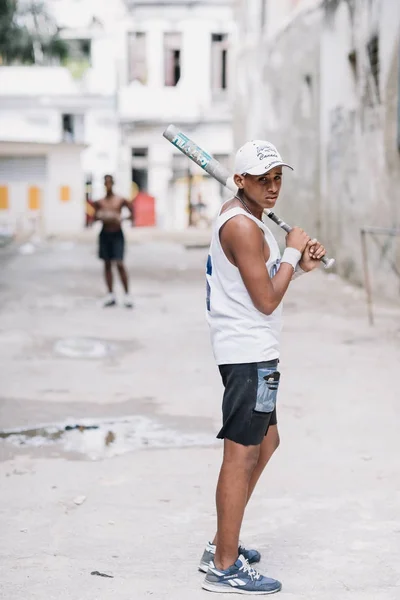 Гавана Куба Января 2017 Года Мальчик Стоит Улице Бейсбольной Битой — стоковое фото