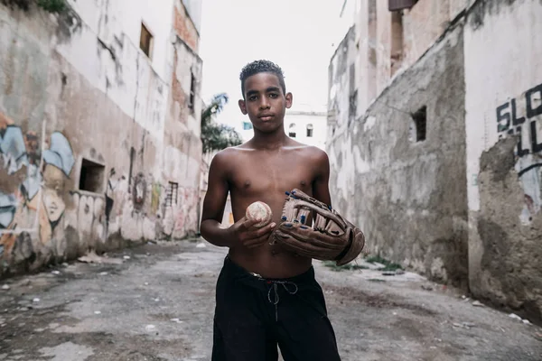 Havana Kuba Ledna 2017 Chlapec Stojící Ulici Baseballovou Rukavici Míč — Stock fotografie