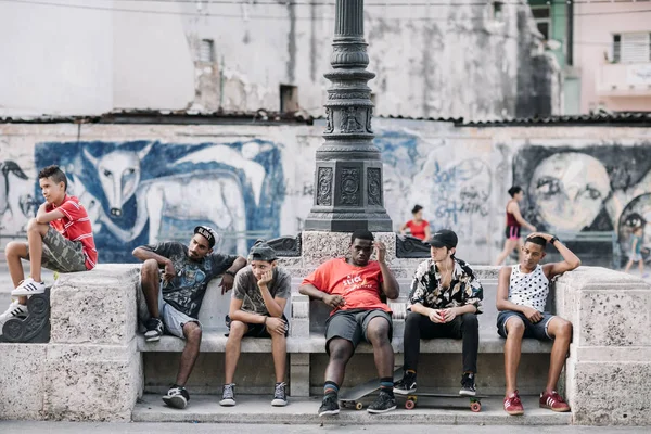 Habana Cuba Enero 2017 Adolescentes Locales Con Patinetas Centro — Foto de Stock