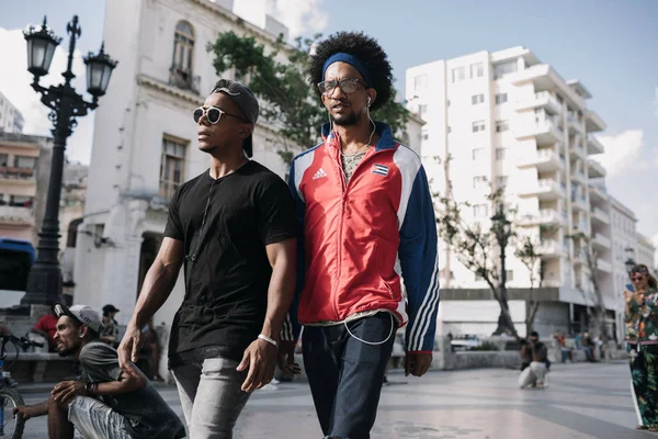 Havana Cuba Januari 2017 Twee Tieners Lopend Onderaan Straat — Stockfoto