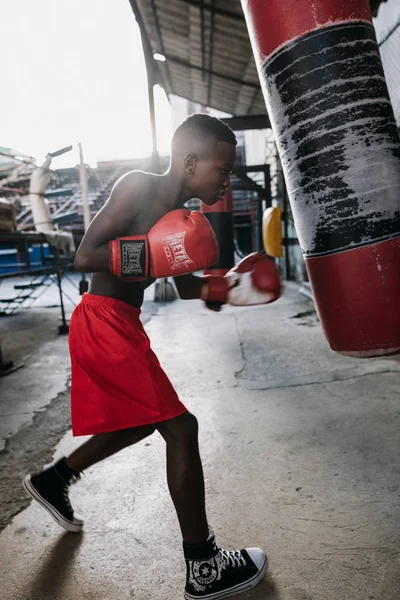 Havana, Küba - 22 Ocak 2017: punchbag ile egzersiz çocuk