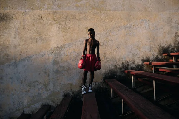 ハバナ キューバ 2017 少年立っている身に着けているボクシング グローブ — ストック写真