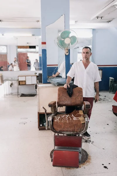 Havana Kuba Ledna 2017 Haircutter Stojí Vedle Kožené Křeslo — Stock fotografie