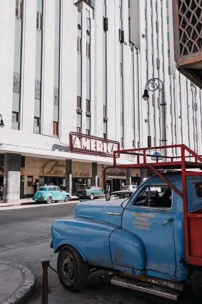 Carros retro na estrada no centro da cidade — Fotografia de Stock