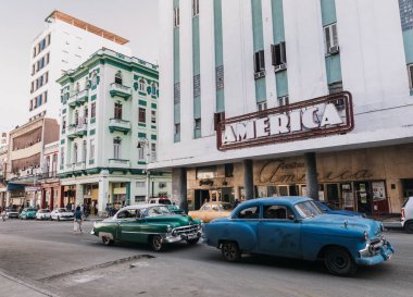 şehir merkezinde yolda Retro otomobil