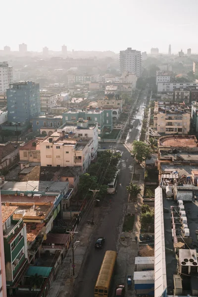 Estrada e edifícios antigos em Havana — Fotografia de Stock