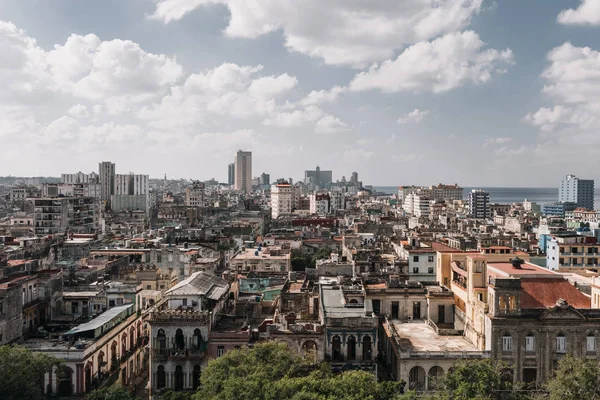 Городской пейзаж со старыми зданиями в Гаване — стоковое фото