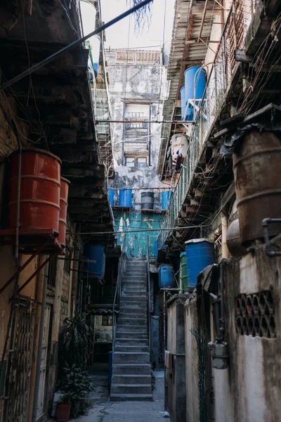 Enge Straße mit Treppen in Havanna — Stockfoto