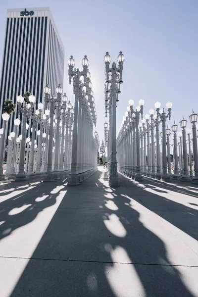 Скульптура Urban Light в LACMA, Лос-Анджелес — стоковое фото