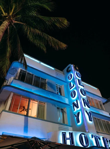 Miami Beach Eua Março 2018 Hotel Colony Iluminado Ocean Drive — Fotografia de Stock