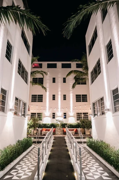 Miami Beach Eua Março 2018 Quintal Iluminado Hotel Noite — Fotografia de Stock