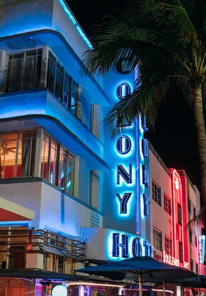 Miami Beach Eua Março 2018 Hotel Colony Iluminado Ocean Drive — Fotografia de Stock
