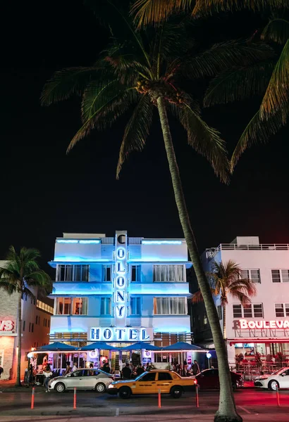 夜のオーシャン ドライブのマイアミ ビーチ アメリカ合衆国 2018 照らされたホテル — ストック写真
