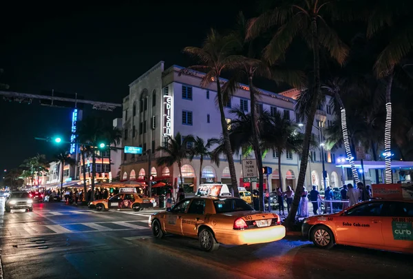 マイアミ ビーチ アメリカ合衆国 2018 照らされたオーシャン ドライブ地区 — ストック写真