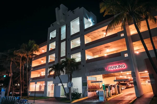 夜のオーシャン ドライブで駐車場のあるマイアミ ビーチ アメリカ合衆国 2018 ライトアップされた建築物 — ストック写真