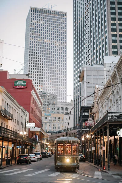 Ünlü Alacakaranlıkta New Orleans Abd Street Tramvayda — Stok fotoğraf