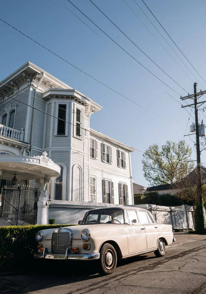 Townhouse Parked Retro Car New Orleans Usa — Stock Photo, Image