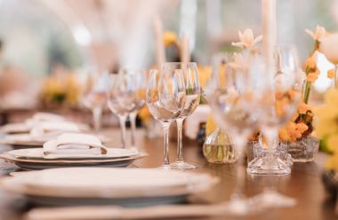 Bir restoranda akşam yemeği sofra servis