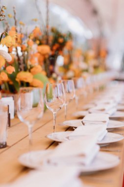 Bir restoranda akşam yemeği sofra servis