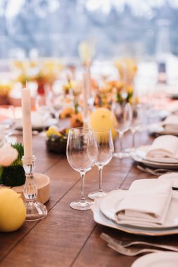 Bir restoranda akşam yemeği sofra servis