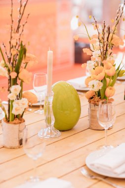 Paskalya masayı sarı yeşil renklerde