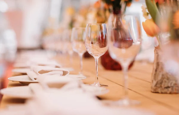 Servido mesa de jantar em um restaurante — Fotografia de Stock