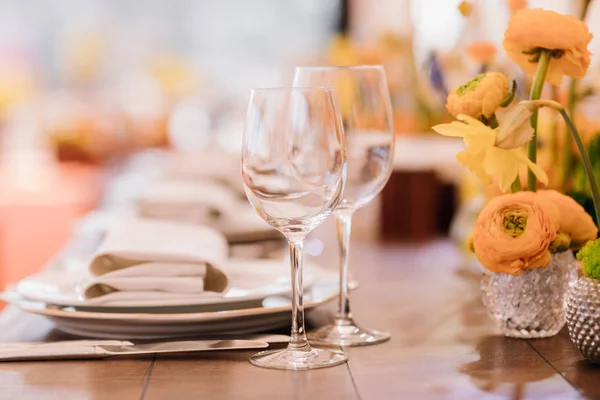 Serveras middag dukningen i en restaurang — Stockfoto